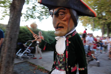 La Comparsa de Gigantes y Cabezudos ha recorrido esta tarde las calles de Pamplona