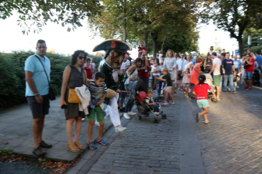 La Comparsa de Gigantes y Cabezudos ha recorrido esta tarde las calles de Pamplona