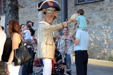 La Comparsa de Gigantes y Cabezudos ha recorrido esta tarde las calles de Pamplona