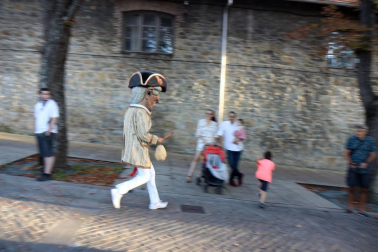 La Comparsa de Gigantes y Cabezudos ha recorrido esta tarde las calles de Pamplona