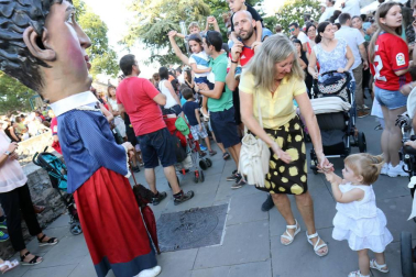 La Comparsa de Gigantes y Cabezudos ha recorrido esta tarde las calles de Pamplona