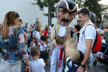La Comparsa de Gigantes y Cabezudos ha recorrido esta tarde las calles de Pamplona