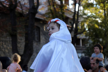 La Comparsa de Gigantes y Cabezudos ha recorrido esta tarde las calles de Pamplona