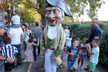 La Comparsa de Gigantes y Cabezudos ha recorrido esta tarde las calles de Pamplona