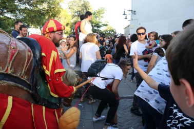 La Comparsa de Gigantes y Cabezudos ha recorrido esta tarde las calles de Pamplona