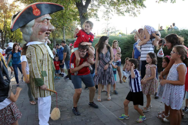 La Comparsa de Gigantes y Cabezudos ha recorrido esta tarde las calles de Pamplona