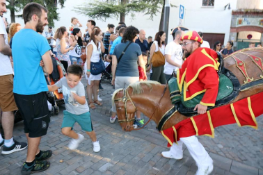 La Comparsa de Gigantes y Cabezudos ha recorrido esta tarde las calles de Pamplona