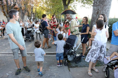 La Comparsa de Gigantes y Cabezudos ha recorrido esta tarde las calles de Pamplona