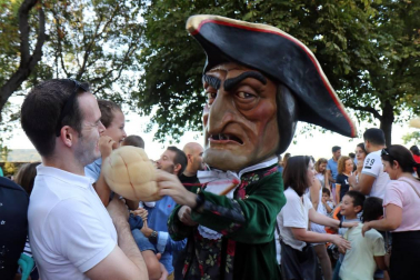 La Comparsa de Gigantes y Cabezudos ha recorrido esta tarde las calles de Pamplona