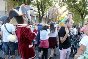 La Comparsa de Gigantes y Cabezudos ha recorrido esta tarde las calles de Pamplona