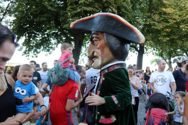 La Comparsa de Gigantes y Cabezudos ha recorrido esta tarde las calles de Pamplona
