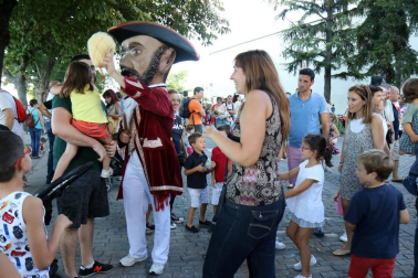 La Comparsa de Gigantes y Cabezudos ha recorrido esta tarde las calles de Pamplona