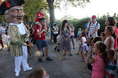 La Comparsa de Gigantes y Cabezudos ha recorrido esta tarde las calles de Pamplona