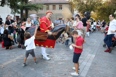 La Comparsa de Gigantes y Cabezudos ha recorrido esta tarde las calles de Pamplona