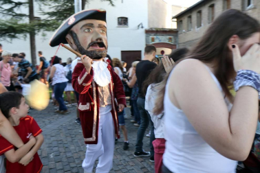 La Comparsa de Gigantes y Cabezudos ha recorrido esta tarde las calles de Pamplona