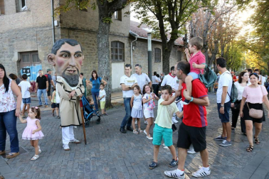 La Comparsa de Gigantes y Cabezudos ha recorrido esta tarde las calles de Pamplona