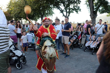 La Comparsa de Gigantes y Cabezudos ha recorrido esta tarde las calles de Pamplona
