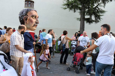 La Comparsa de Gigantes y Cabezudos ha recorrido esta tarde las calles de Pamplona