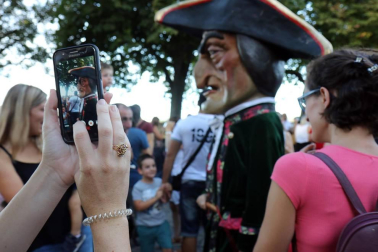 La Comparsa de Gigantes y Cabezudos ha recorrido esta tarde las calles de Pamplona