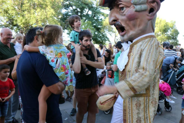 La Comparsa de Gigantes y Cabezudos ha recorrido esta tarde las calles de Pamplona
