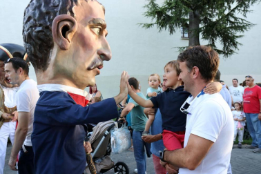 La Comparsa de Gigantes y Cabezudos ha recorrido esta tarde las calles de Pamplona