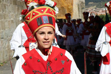 El Casco Antiguo de Pamplona se despide de las fiestas de San Fermín de Aldapa con la procesión y la salida de la Comparsa y dantzaris