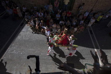 El Casco Antiguo de Pamplona se despide de las fiestas de San Fermín de Aldapa con la procesión y la salida de la Comparsa y dantzaris