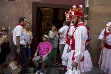 El Casco Antiguo de Pamplona se despide de las fiestas de San Fermín de Aldapa con la procesión y la salida de la Comparsa y dantzaris