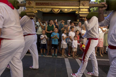El Casco Antiguo de Pamplona se despide de las fiestas de San Fermín de Aldapa con la procesión y la salida de la Comparsa y dantzaris