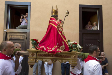 El Casco Antiguo de Pamplona se despide de las fiestas de San Fermín de Aldapa con la procesión y la salida de la Comparsa y dantzaris