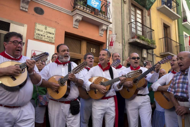El Casco Antiguo de Pamplona se despide de las fiestas de San Fermín de Aldapa con la procesión y la salida de la Comparsa y dantzaris