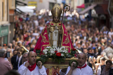 El Casco Antiguo de Pamplona se despide de las fiestas de San Fermín de Aldapa con la procesión y la salida de la Comparsa y dantzaris