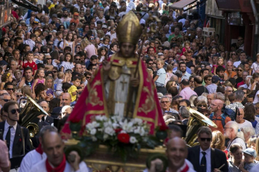 El Casco Antiguo de Pamplona se despide de las fiestas de San Fermín de Aldapa con la procesión y la salida de la Comparsa y dantzaris
