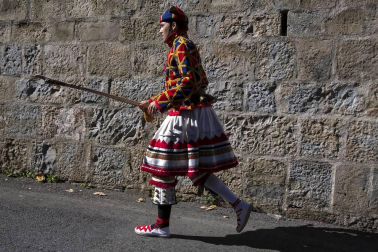 El Casco Antiguo de Pamplona se despide de las fiestas de San Fermín de Aldapa con la procesión y la salida de la Comparsa y dantzaris