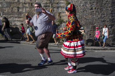 El Casco Antiguo de Pamplona se despide de las fiestas de San Fermín de Aldapa con la procesión y la salida de la Comparsa y dantzaris