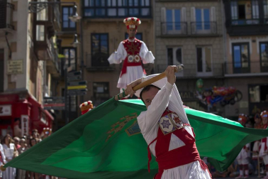 El Casco Antiguo de Pamplona se despide de las fiestas de San Fermín de Aldapa con la procesión y la salida de la Comparsa y dantzaris