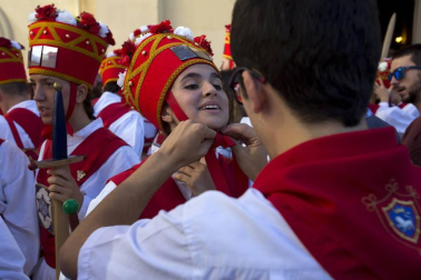 El Casco Antiguo de Pamplona se despide de las fiestas de San Fermín de Aldapa con la procesión y la salida de la Comparsa y dantzaris
