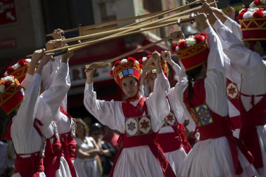 El Casco Antiguo de Pamplona se despide de las fiestas de San Fermín de Aldapa con la procesión y la salida de la Comparsa y dantzaris
