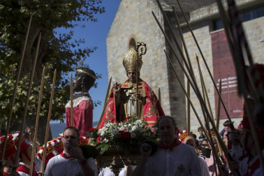 El Casco Antiguo de Pamplona se despide de las fiestas de San Fermín de Aldapa con la procesión y la salida de la Comparsa y dantzaris