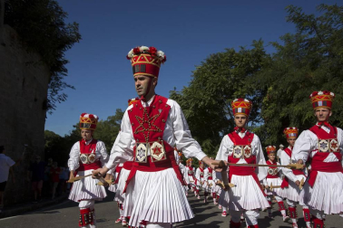 El Casco Antiguo de Pamplona se despide de las fiestas de San Fermín de Aldapa con la procesión y la salida de la Comparsa y dantzaris