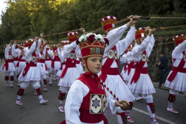 El Casco Antiguo de Pamplona se despide de las fiestas de San Fermín de Aldapa con la procesión y la salida de la Comparsa y dantzaris