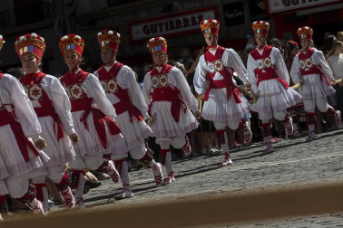 El Casco Antiguo de Pamplona se despide de las fiestas de San Fermín de Aldapa con la procesión y la salida de la Comparsa y dantzaris