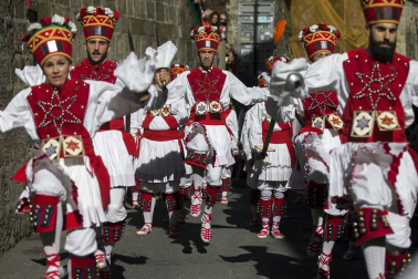 El Casco Antiguo de Pamplona se despide de las fiestas de San Fermín de Aldapa con la procesión y la salida de la Comparsa y dantzaris
