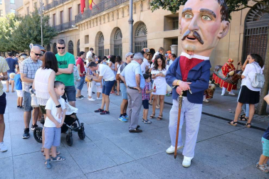El Casco Antiguo de Pamplona se despide de las fiestas de San Fermín de Aldapa con la procesión y la salida de la Comparsa y dantzaris