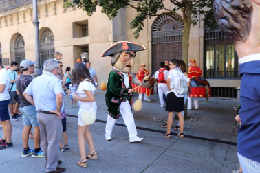 El Casco Antiguo de Pamplona se despide de las fiestas de San Fermín de Aldapa con la procesión y la salida de la Comparsa y dantzaris