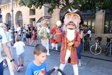 El Casco Antiguo de Pamplona se despide de las fiestas de San Fermín de Aldapa con la procesión y la salida de la Comparsa y dantzaris