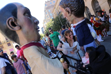 El Casco Antiguo de Pamplona se despide de las fiestas de San Fermín de Aldapa con la procesión y la salida de la Comparsa y dantzaris