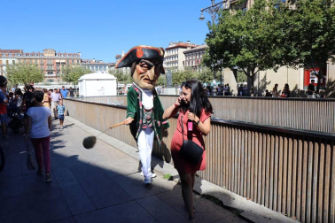 El Casco Antiguo de Pamplona se despide de las fiestas de San Fermín de Aldapa con la procesión y la salida de la Comparsa y dantzaris