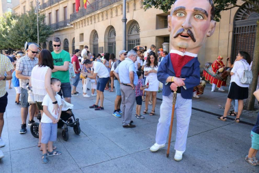 El Casco Antiguo de Pamplona se despide de las fiestas de San Fermín de Aldapa con la procesión y la salida de la Comparsa y dantzaris