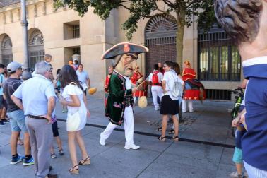 El Casco Antiguo de Pamplona se despide de las fiestas de San Fermín de Aldapa con la procesión y la salida de la Comparsa y dantzaris